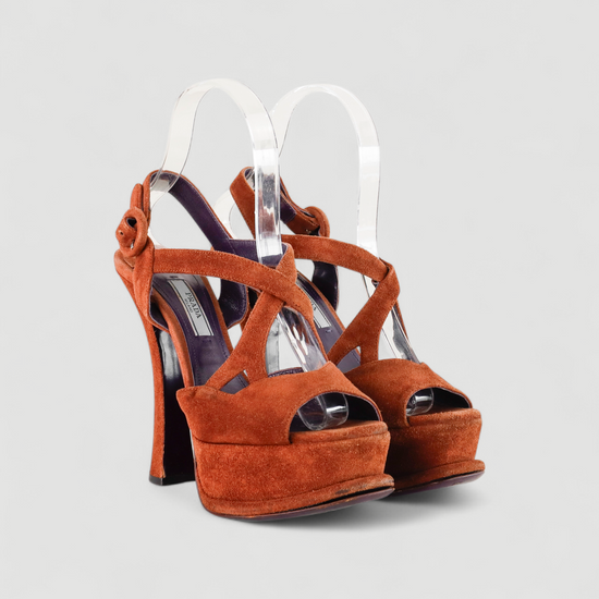 Sandalias de tacón Prada en gamuza café