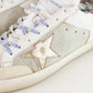 Tenis casuales Golden Goose Super Star en piel blanca.