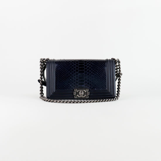 Bolso Crossbody Chanel Boy en Piel Azul Marino
