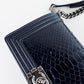 Bolso Crossbody Chanel Boy en Piel Azul Marino
