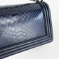 Bolso Crossbody Chanel Boy en Piel Azul Marino