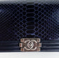 Bolso Crossbody Chanel Boy en Piel Azul Marino