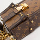 Bolso Crossbody Louis Vuitton Vertical Trunk Pochette en Canvas Monogram