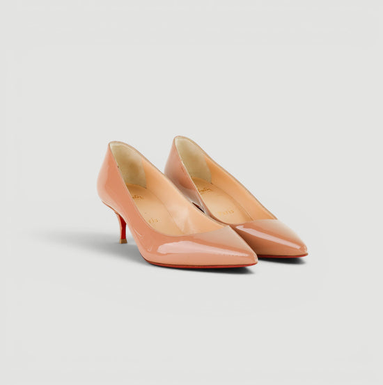 Zapatos de tacón bajo Christian Louboutin  de charol nude