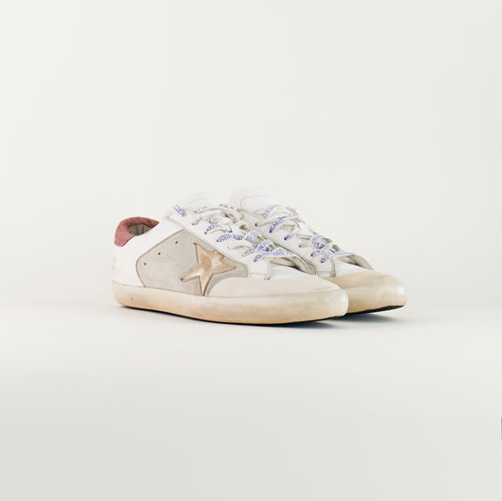 Tenis casuales Golden Goose Super Star en piel blanca.