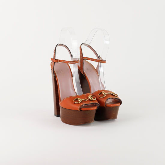 Sandalias de tacón con plataforma Gucci en piel café