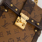 Bolso Crossbody Louis Vuitton Vertical Trunk Pochette en Canvas Monogram