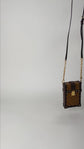 Bolso Crossbody Louis Vuitton Vertical Trunk Pochette en Canvas Monogram