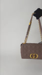 Bolso Crossbody Dior Caro en Piel Gris Claro con Costuras Cannage