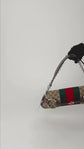 Bolso de Hombro Gucci Horsebit Chain en Lona GG Ébano