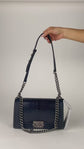 Bolso Crossbody Chanel Boy en Piel Azul Marino