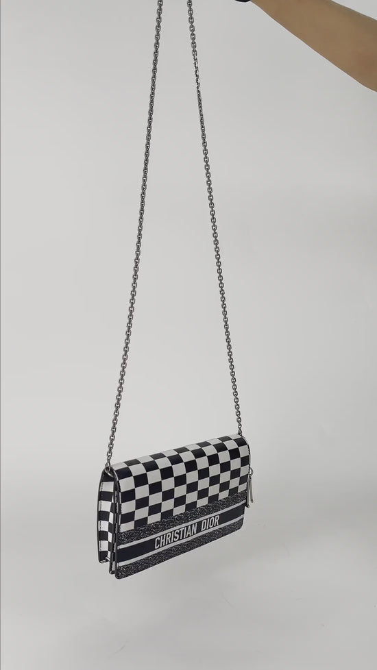 Bolso Crossbody Christian Dior Wallet On Chain Checkered en Piel Blanca y Negro